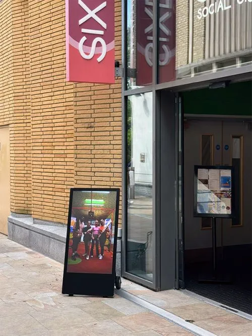 outdoor-waterproof-ip-rated-led-freestanding-android-battery-a-board-portable-high-brightness-all-in-one-network-cms-digital-signage-advertising-displays-83 (2).webp